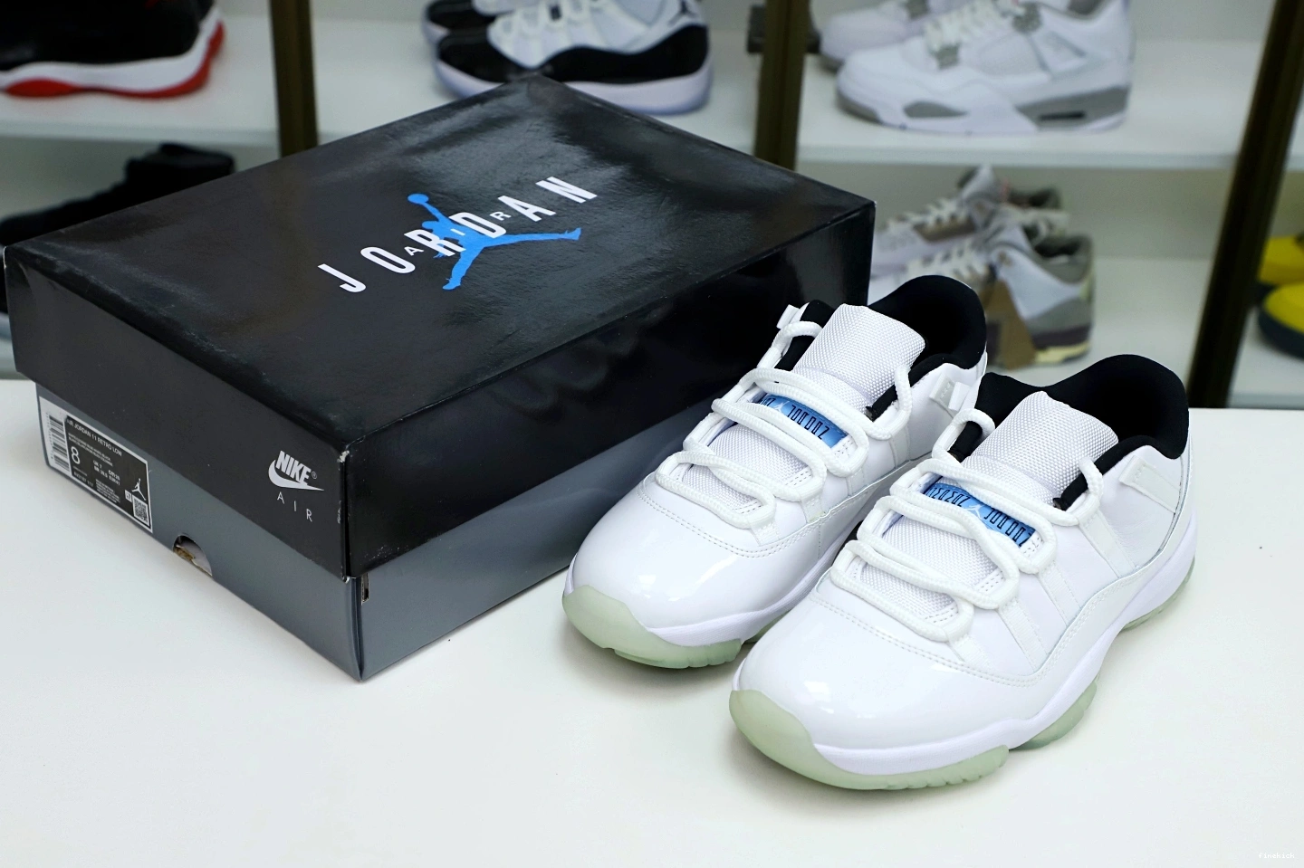 BLUE AIR LOW RETRO LEGEND 11 JORDAN 1004